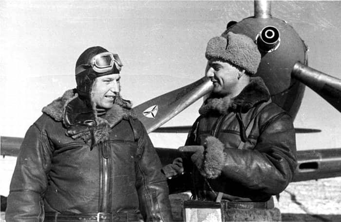 Трижды Герой Советского Союза гвардии полковник А.И. Покрышкин и его ведомый, гвардии ст. л-т Г.Г. Голубев у «Аэрокобры»
